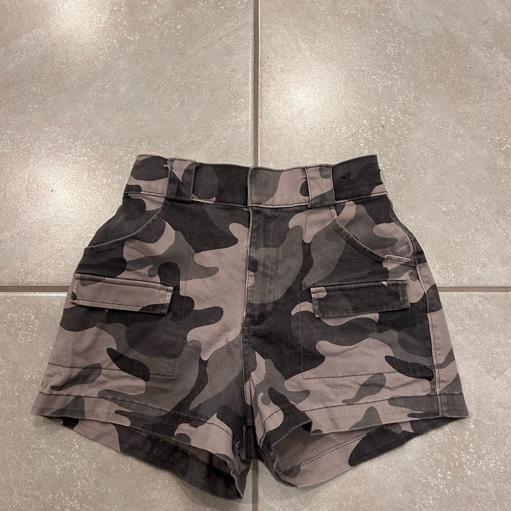 Hollister Camo High-Waist Utility Mom Women's Shorts - Gray/Black